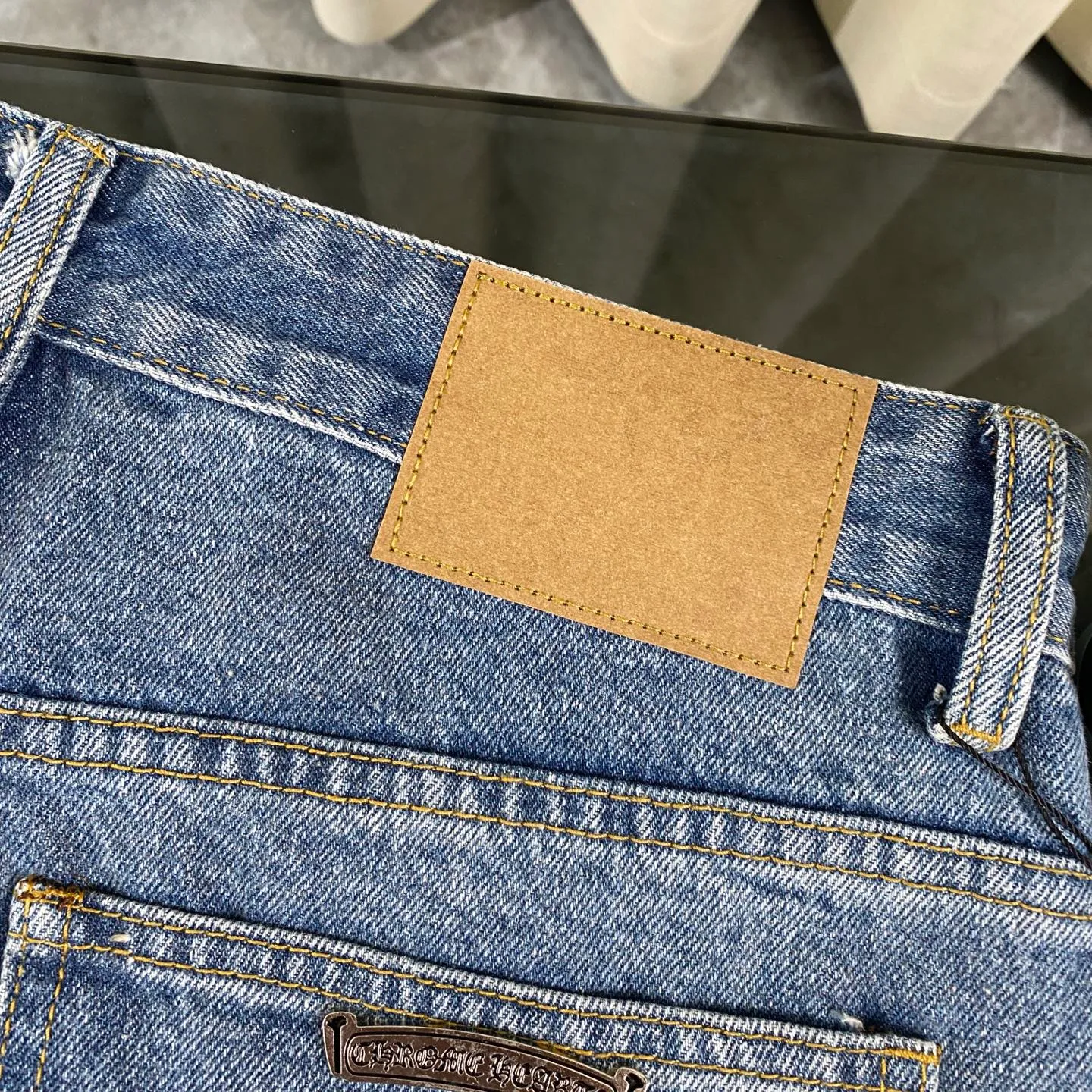 🅿️280 chrome hearts 2025 new city limited classic leather label jeans vi Top heavy industry fashionable design] Consistent high street luxury style creation. Speaking of this style, the Zangyin family and GU family are definitely among the leading representative brands. Especially the Zangyin family has really achieved a state-of-the-art effect in creating high street style. It is made of unique washed materials. The color system of this model is already quite eye-catching. After it is decorated with patchwork cross flowers, it cleverly highlights the charm of the brand. Secondly, this model uses classic The classic high-waist cutting design highlights the long legs and the fashionable temperament of the upper body. The brand is highly recognizable and the slim fit configuration is more suitable for daily wear. This product is a product that interprets personality, fashion, and specifications at a glance. This single product is enough to make any fan excited. It can be a white T-shirt for youthful preppy style, or a tight sling for royal lady style. It has strong matching ability and can be easily controlled by men.  [Material and craftsmanship] Needless to say, this point goes without saying. As an excellent craftsman brand, Zangyin has really perfect requirements for details and craftsmanship. The washed color of this model has gone through so many processes, not to mention the embellishment of the denim appliqués. It is also purely handmade and sewn. Just like what they believe in, only handmade things have soul and have the meaning of wear. A top-notch heavy-duty fashionable denim item, I look forward to your perfect interpretation! !  Size:28-34